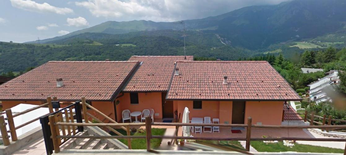 Casa Vacanze Rosalba Ferrara di Monte Baldo エクステリア 写真