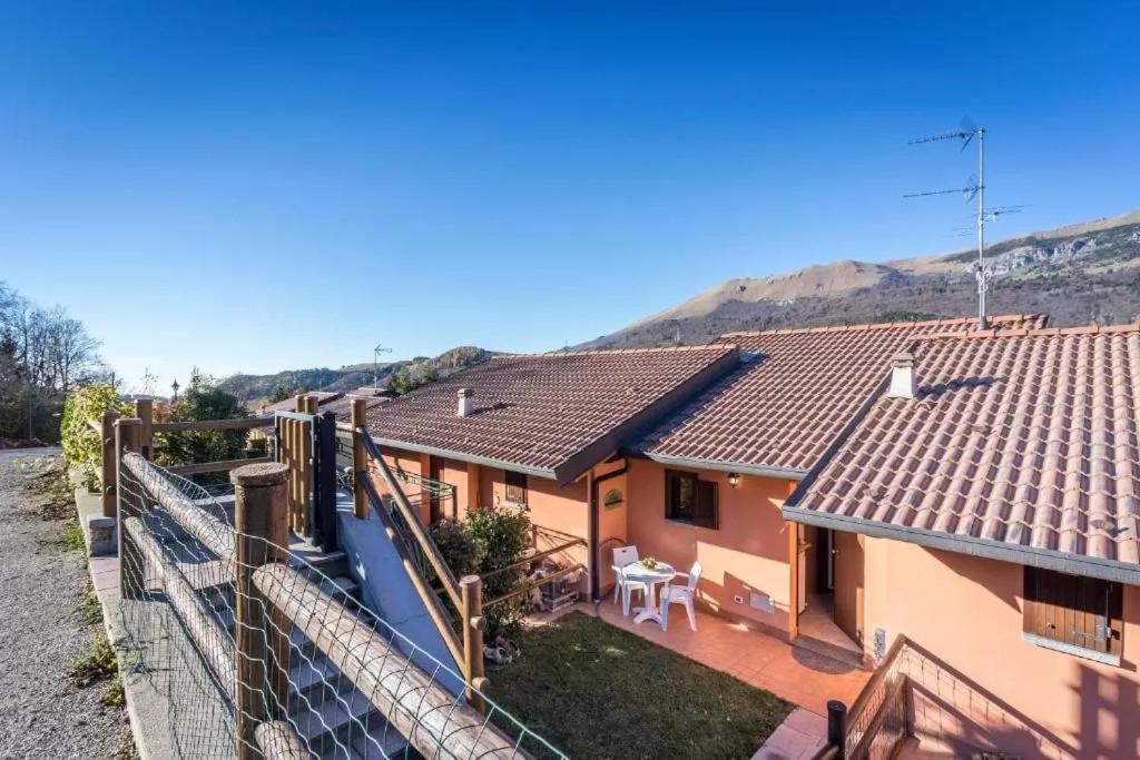 Casa Vacanze Rosalba Ferrara di Monte Baldo エクステリア 写真