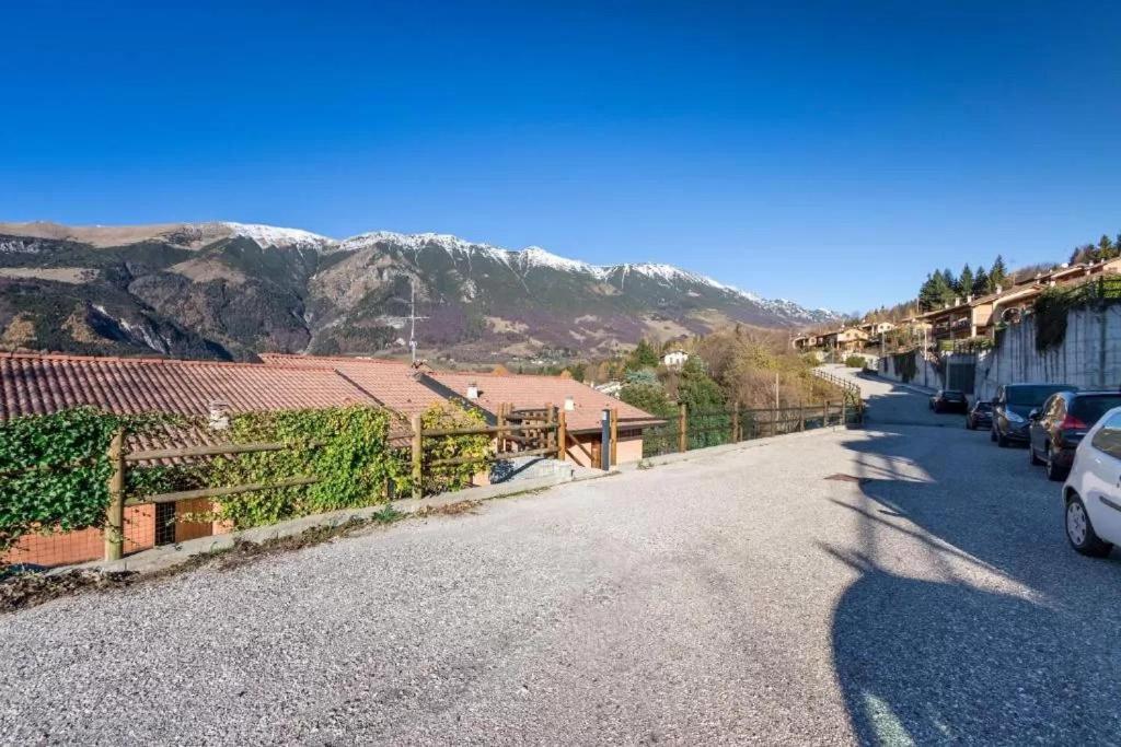 Casa Vacanze Rosalba Ferrara di Monte Baldo エクステリア 写真