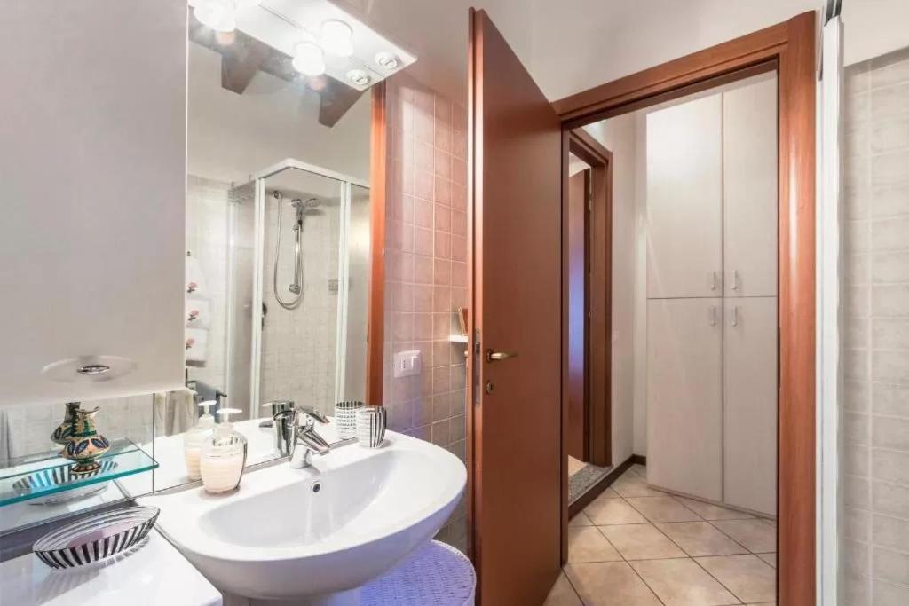 Casa Vacanze Rosalba Ferrara di Monte Baldo エクステリア 写真