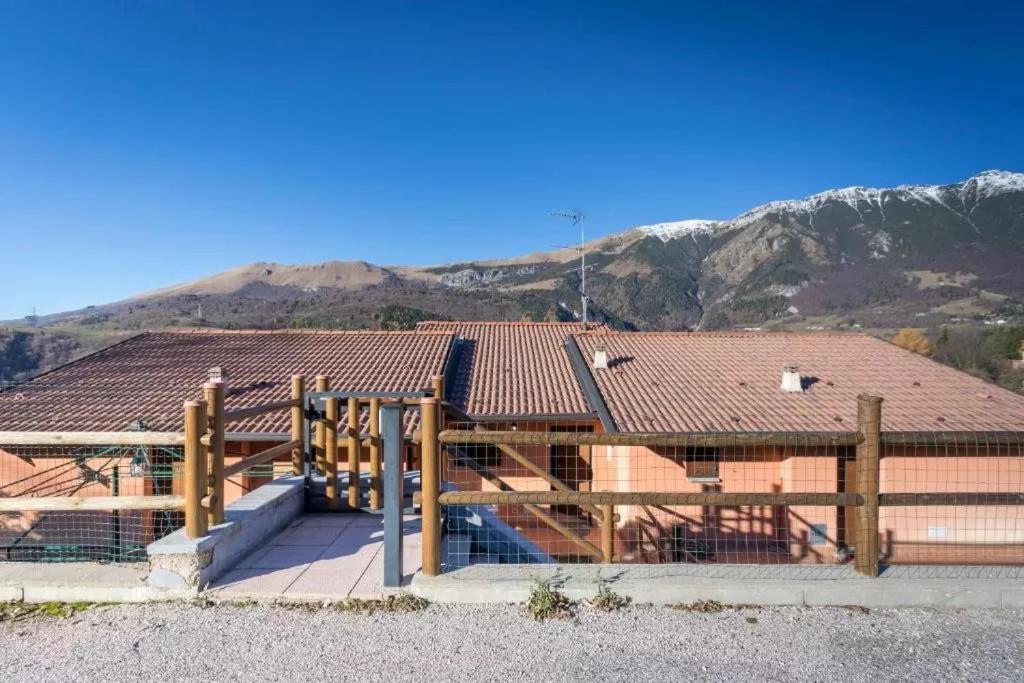 Casa Vacanze Rosalba Ferrara di Monte Baldo エクステリア 写真