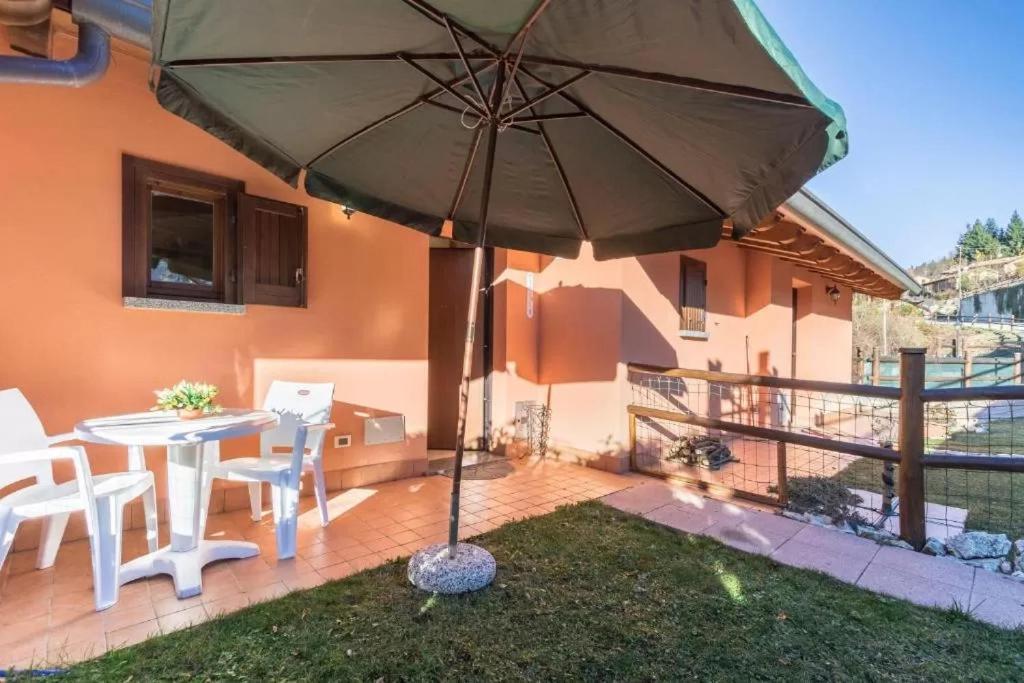 Casa Vacanze Rosalba Ferrara di Monte Baldo エクステリア 写真