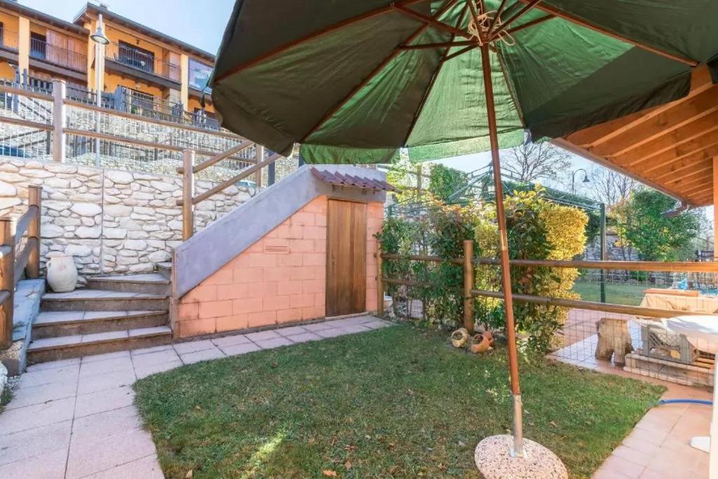 Casa Vacanze Rosalba Ferrara di Monte Baldo エクステリア 写真