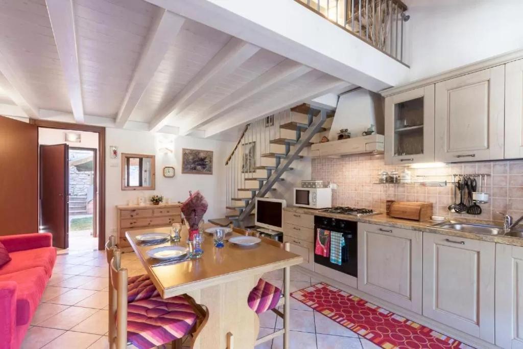 Casa Vacanze Rosalba Ferrara di Monte Baldo エクステリア 写真