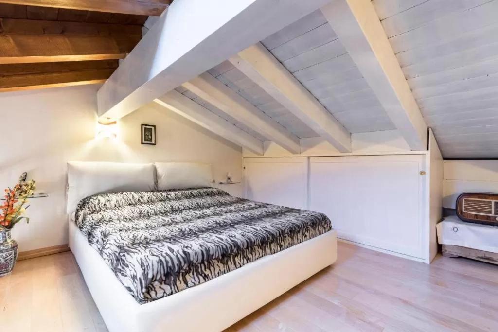 Casa Vacanze Rosalba Ferrara di Monte Baldo エクステリア 写真